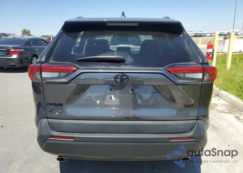 2021 Toyota Rav4 Xle z USA, uszkodzony, nr VIN 2T3W1RFV9MC138475